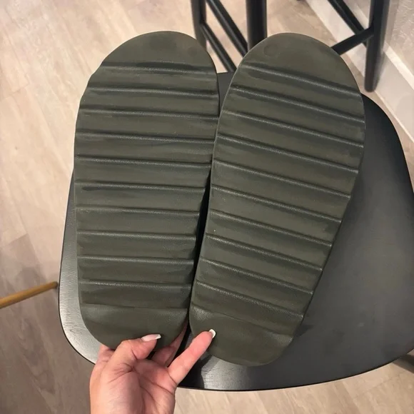 Adidas Yeezy slides dark onyx color - Picture 3 of 5
